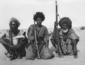 afrique, mauritanie, hommes armés dans le sahara, 1930
