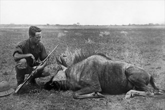 afrique, rhodésie du nord, explorateur avec une grande antilope qu'il a abattue, 1920 1930