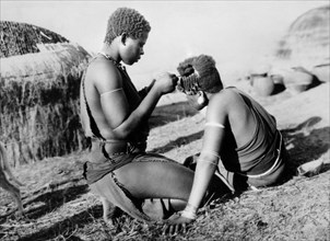 africa, zululand, le ragazze zulu si acconciano i capelli per la danza, 1920 1930