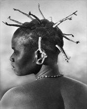 afrique, zululand, coiffure d'une femme zouloue célibataire, 1920 1930