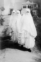 afrique, tunisie, île de djerba, trois femmes en robe musulmane, 1910 1920