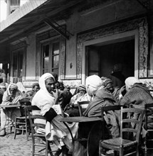 afrique, tunisie, tunis, un café arabe, 1920 1930