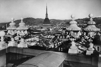 europa, italie, turin, vue partielle de la ville avec la mole antonelliana et la colline soperga, 1920