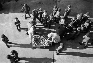 europa, italia, torino, colonia permanente 3 gennaio, la distribuzione della merenda, 1930