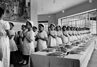 europa, italia, torino, colonia permanente 3 gennaio, la preghiera prima di pranzo in refezione, 1930