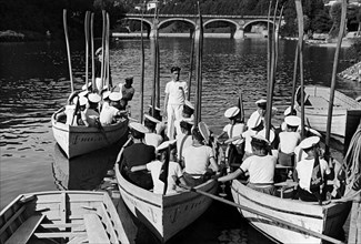 europa, italia, torino, exercice de jeunes marins sur le fleuve po, en arrière-plan le pont isabella, années 1920 1930