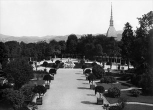 europe, italie, turin, palais royal, le jardin avec vue sur la mole antonelliana, 1910