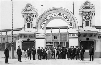 europe, italie, turin, salon international de l'automobile, entrée de l'exposition, 1910 1920