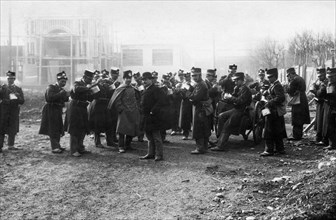 europa, italia, torino, il momento del rancio dei soldati durante lo sciopero dell'esposizione, 1911