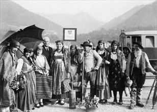 europa, italia, piemonte, torino, gruppo di vigezzo in costumi tipici, 1920 1930