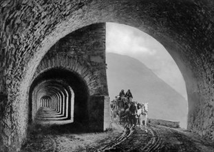 europe, italie, piedmont, route du sempione, tunnel de protection contre les avalanches, 1920 1930