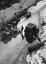 europe, italie, piedmont, strada del sempemonte, préparation des traîneaux pour la traversée hivernale du col, 1930 1940