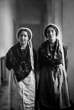 europe, italie, piedmont, pragelato, costumes de femmes vaudoises, 1930 1940