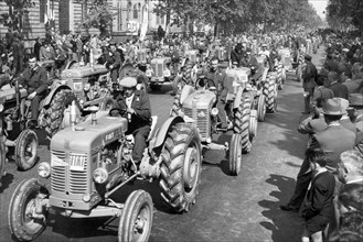 europa, italia, piemonte, piemonte, torino, parade de tracteurs fiat au cinquième salone della tecnica, 1955