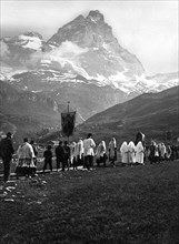 europe, italie, val d'aoste, valtournenche, procession de montagne, 1920 1930