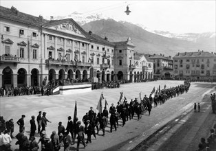 europe, italie, val d'aoste, cérémonie patriotique sur la piazza carlo alberto, 1920 1930