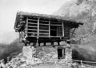 europa, italia, valle d'aosta, gressoney, il tipico vecchio fenile valdostano, 1901