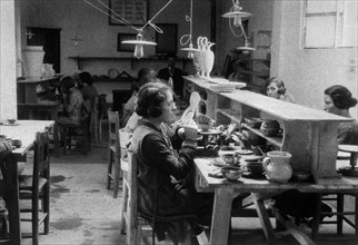 europa, italia, umbria, deruta, fabbrica deruta, il reparto di decorazione, 1930
