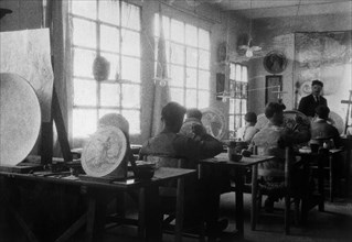 europa, italia, umbria, deruta, fabbrica deruta, il reparto di decorazione del professor zipirovich, 1930