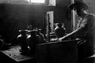 europe, italie, umbria, deruta, usine de deruta, un ouvrier au tour électrique, années 1930