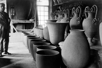europa, italia, umbria, deruta, fabbrica deruta, grandi vasi in terracotta prodotti con tornio a pedale, 1930