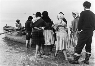 europa, italie, calabre, femmes avec des pêcheurs près de scilla et bagnara, 1965