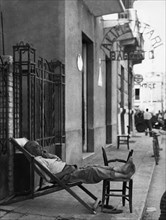europe, italie, calabre, bagnara, homme se repose dans la rue, 1957