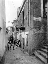 europa, italia, calabria, catanzaro, strade dell'antico rione grecia, 1962