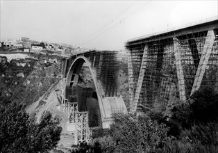 europa, italie, calabre, catanzaro, travaux de construction du pont sur le torrent fiumarella, 1962