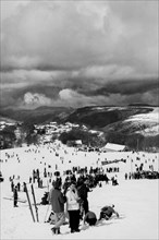 europa, italia, calabria, gambarie d'aspromonte, sciatori sulle piste da sci, 1955