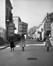europe, italie, calabre, gerace, femmes dans la rue, 1954
