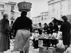 europe, italie, calabre, nicastro, femmes au marché, 1965