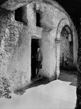 europa, italia, calabria, oriolo, ragazza sotto la porta di casa, 1963