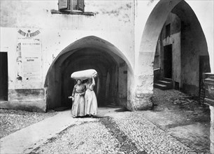europe, italie, ligurie, femmes avec des sacs de grain, 1910 1920