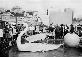 europe, italie, ligurie, genes, jeux aquatiques dans une piscine, années 1920