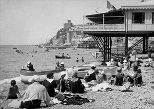 europe, italie, ligurie, genes, baigneurs sur la plage, 1910 1920