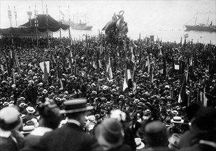 europe, italie, ligurie, genes, hommes sur la place pour un rassemblement, 1910 1920