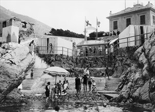 europe, italie, ligurie, genes, baigneurs sur la plage de quinto, années 1920