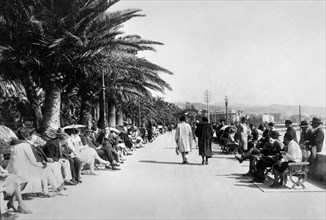 italie, sanremo, personnes sur le front de mer de la ville, 1920