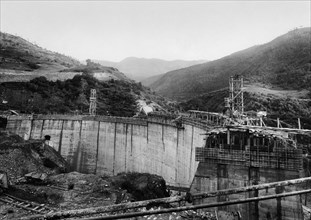europe, italie, abruzzes, campotosto, vue du barrage-voûte du réservoir de la providence, 1946