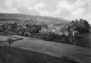 europe, italie, abruzzes, pescocostanzo, panorama depuis la colline de selverina, années 1920