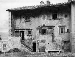 europa, italia, abruzzo, pescocostanzo, due case del XVI secolo, 1920