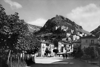 europa, italia, abruzzo, rocca pia, ai piedi dei resti del castello, 1940 1950