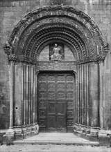 europe, italie, abruzzes, l'aquila, église de santa maria paganica, la porte de la façade, 1910 1920