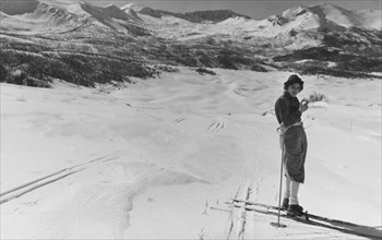 europa, italia, abruzzo, massa d'albe, sciatrice sui monti del gruppo velino, 1920 1930