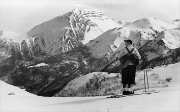 europa, italia, abruzzo, sciatore sui monti del gran sasso, il monte corvo, 1930