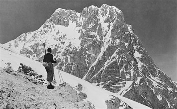 europa, italia, abruzzo, sciatore sui monti del gran sasso, il corno grande, 1930