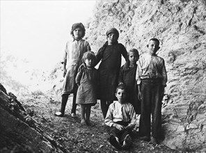 europe, italie, abruzzes, ripe, civitella del tronto, groupe de garçons, 1920 1930