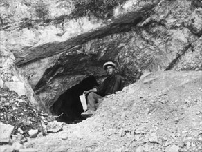 europe, italie, abruzzes, lama dei peligni, grottes de sant'angelo et salomone, entrée de la grotte des cochons, 1910 1920