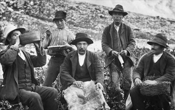 europa, italia, abruzzo, pastori in alta montagna, 1910